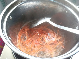 8、#爽口凉菜#凉拌胡萝卜鸡腿菇,烧开水，焯一下