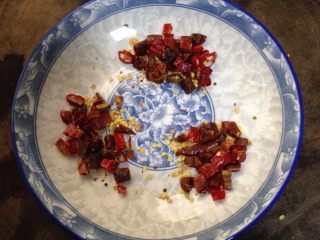 2、香菇菌子油,辣椒剪成小段分成三份（自己家种的）