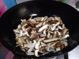 5、香菇菌子油,倒入香菇片中小火炸