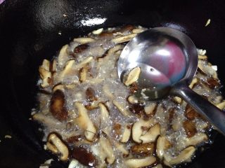 7、香菇菌子油,随后加入花椒继续炸