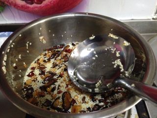 11、香菇菌子油,迅速倒入白醋搅匀