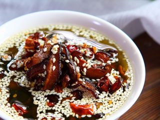 13、香菇菌子油,制作好的香菇菌子油可以用来拌面、拌凉菜、拌粉等