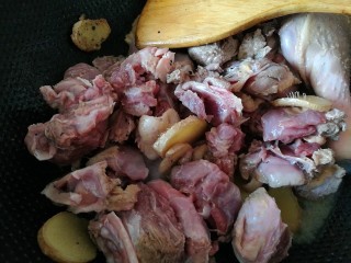 6、夏日滋阴，红糖姜母鸭,改大火，倒入番鸭翻炒