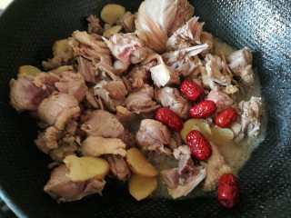 8、夏日滋阴，红糖姜母鸭,加入红枣翻炒