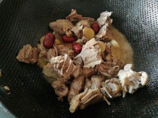 9、夏日滋阴，红糖姜母鸭,勺起一半，放入乐扣盒入冰箱冷冻。