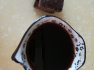 11、夏日滋阴，红糖姜母鸭,准备古法红糖和酱油