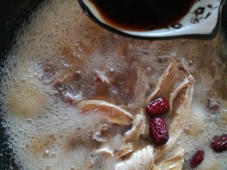 12、夏日滋阴，红糖姜母鸭,加入红糖、酱油，加入泡发的腐竹