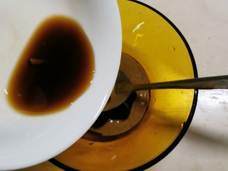 6、麻酱油麦菜,倒入醋