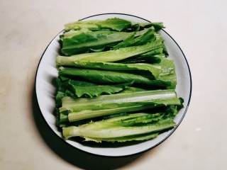 13、麻酱油麦菜,放入盘中