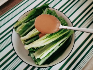 14、麻酱油麦菜,淋上麻酱汁