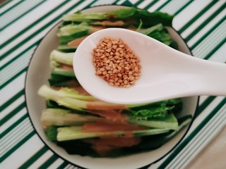 15、麻酱油麦菜,撒上熟芝麻增香