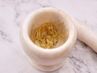 5、鸡丝拌苦苣,大蒜去皮后，放入捣蒜器里，加入盐捣成蒜泥。