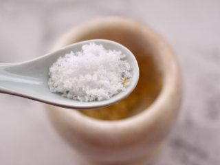 6、鸡丝拌苦苣,捣好的蒜泥里加入白糖。