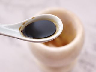 9、鸡丝拌苦苣,最后加入生抽调味调色。