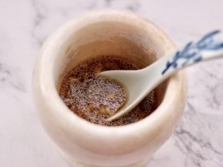 10、鸡丝拌苦苣,把所有的调料混合拌匀，调料汁就调制好了。