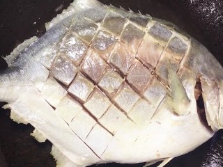 3、啤酒鱼,起锅烧油下入仓鱼煎至两面金黄