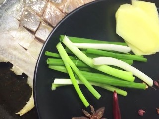 4、啤酒鱼,加入葱姜，八角，花椒，干辣椒炸香