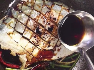 5、啤酒鱼,加入料酒，生抽，老抽，耗油，陈醋
