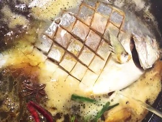 6、啤酒鱼,再加入一罐的啤酒，少量的水