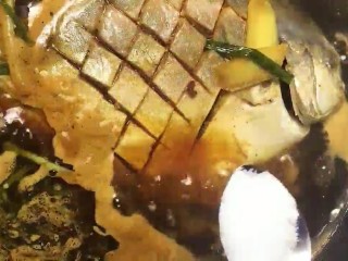 7、啤酒鱼,煮开后加入盐，白糖调味，中火炖，大火收干汤汁即可