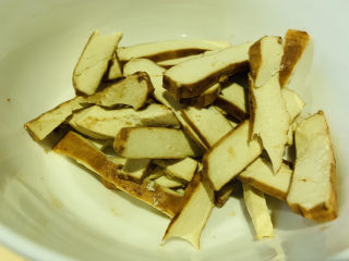 3、凉拌香干,切片