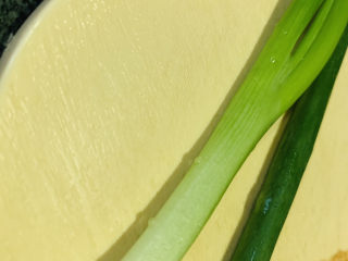 4、凉拌香干,葱洗净