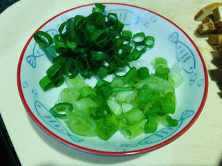 5、凉拌香干,切粒