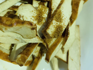 6、凉拌香干,加少许孜然粉