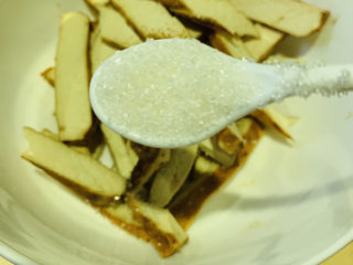 7、凉拌香干,加1小勺白糖