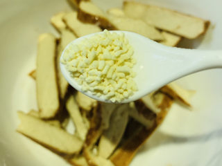 8、凉拌香干,加1小勺鸡精