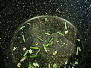 11、凉拌香干,锅加食用油，加葱