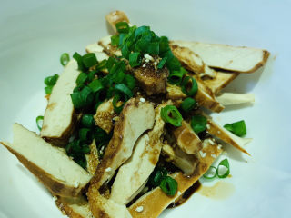 10、凉拌香干,撒葱粒