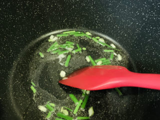 12、凉拌香干,中火炒香