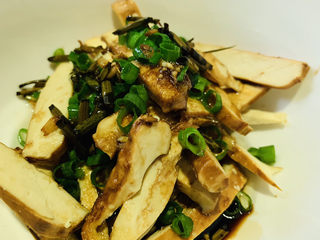 14、凉拌香干,浇上葱油