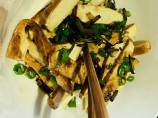 15、凉拌香干,搅拌均匀