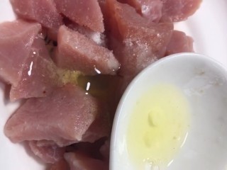 4、金桔咕咾肉,加盐，胡椒粉，少许鸡蛋清抓拌均匀腌五分钟备用