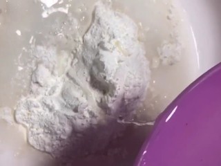 5、金桔咕咾肉,碗中放一勺淀粉，一勺面粉，三克红茶粉