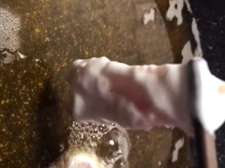 7、金桔咕咾肉,油温八成热小火侵炸