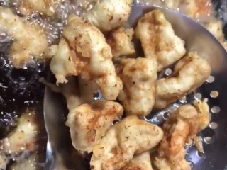 8、金桔咕咾肉,炸至酥脆捞出控油