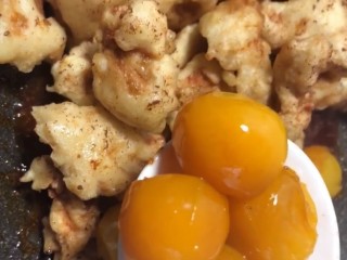 10、金桔咕咾肉,熬制汤汁浓稠倒入炸好的肉，金桔罐头翻拌均匀出锅