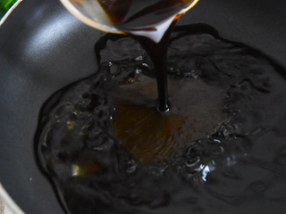 7、老醋花生这样做、酸甜适口又酥脆、简单好学,锅中倒入调料汁