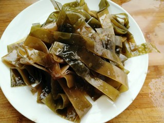 8、海带鸭子汤,海带切条