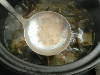 13、海带鸭子汤,一个半小时后放入胡椒粉