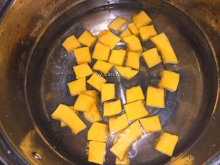 6、彩色皮冻,同样放入煮开的热水中煮熟