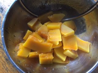 7、彩色皮冻,煮熟的南瓜控去水分后待用