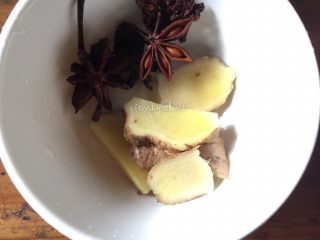 12、彩色皮冻,姜块洗净后切片