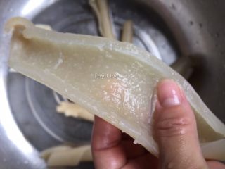 10、彩色皮冻,用刀刮去皮上的白色脂肪