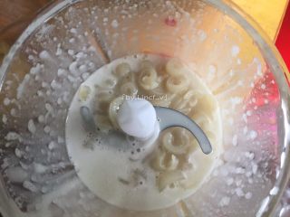 19、彩色皮冻,将熬好的肉皮和汤全部倒进料理机或破壁机搅拌成浓白的皮冻浓浆，即成基本的白色皮冻液，然后倒出后放一旁冷却待用