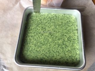 27、彩色皮冻,凝固好的皮冻即可用小刀沿边沿划开，然后倒扣取出（如果倒扣不出可用小刀沿边沿轻挖试试）