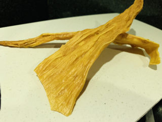 1、凉拌腐竹黄瓜,腐竹待用